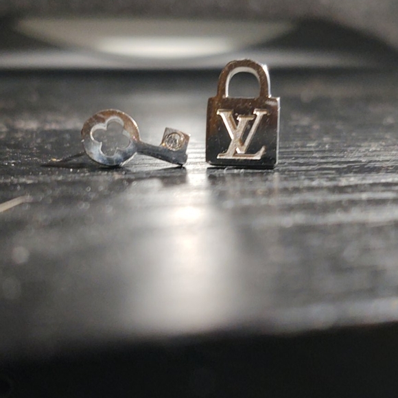 Earrings - Picture 1 of 2